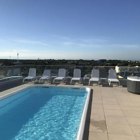 Sunny With Rooftop Pool Apartmán *