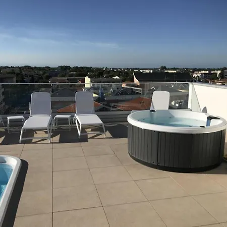 Sunny With Rooftop Pool ביביונה