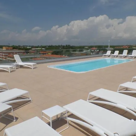 Sunny With Rooftop Pool ביביונה