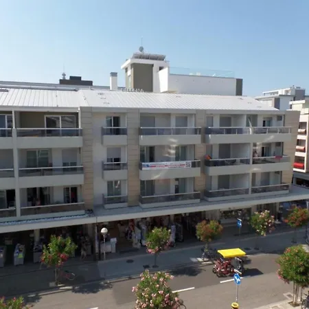 Sunny With Rooftop Pool Apartmán